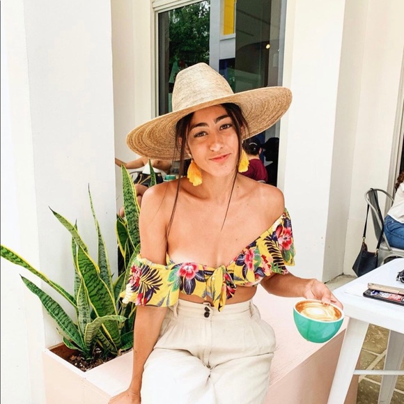 Lulu’s pants and crop top set - Picture 3 of 3